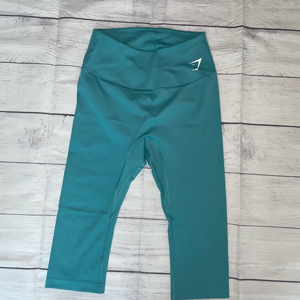NWOT Women's Gymshark Cropped Leggings